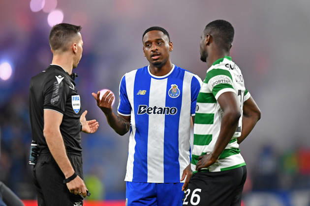 22nd April 2026; Dragao Stadium, Porto, Portugal; Taca de Portugal, FC Porto versus Sporting Lisboa; Pablo Rosario of FC Porto and Ousmane Diomande of Sporting Lisboa complaint to the FIFA referee Miguel Nogueira DanielxCastro DiaEsportivo