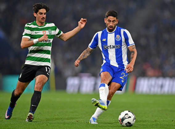 22nd April 2026; Dragao Stadium, Porto, Portugal; Taca de Portugal, FC Porto versus Sporting Lisboa; Alan Varela of FC Porto battles for possession ball with Francisco Trincao of Sporting Lisboa DanielxCastro DiaEsportivo