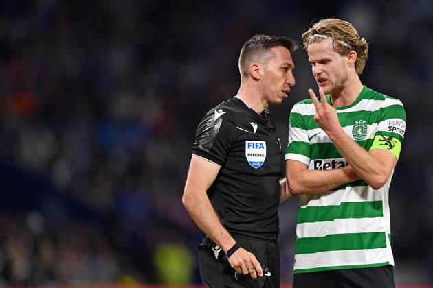 22nd April 2026; Dragao Stadium, Porto, Portugal; Taca de Portugal, FC Porto versus Sporting Lisboa; Morten Hjulmand of Sporting Lisboa complain to the FIFA referee Miguel Nogueira DanielxCastro DiaEsportivo