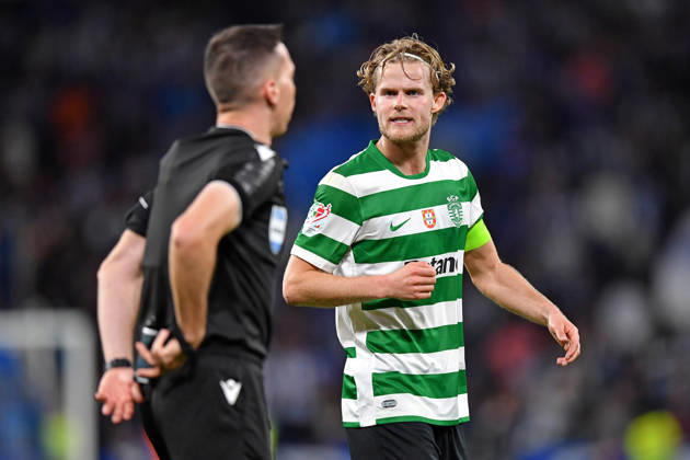 22nd April 2026; Dragao Stadium, Porto, Portugal; Taca de Portugal, FC Porto versus Sporting Lisboa; Morten Hjulmand of Sporting Lisboa complain to the FIFA referee Miguel Nogueira DanielxCastro DiaEsportivo