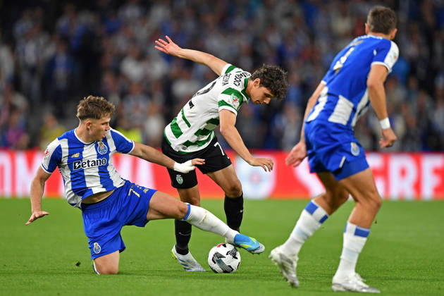 22nd April 2026; Dragao Stadium, Porto, Portugal; Taca de Portugal, FC Porto versus Sporting Lisboa; Oskar Pietuszewski of FC Porto battles for possession ball with Joao Virg& xed;nia of Sporting Lisboa DanielxCastro DiaEsportivo