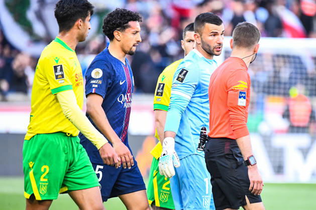 FOOTBALL : Paris Saint Germain vs FC Nantes - Ligue 1 - Journà e 26 - 22 04 2026 Anthony Lopes (FC NANTES) Marquinhos (Paris SG) Clà ment Turpin (Arbitre central) ParisFrance Copyright: xBaptistexAutissierx