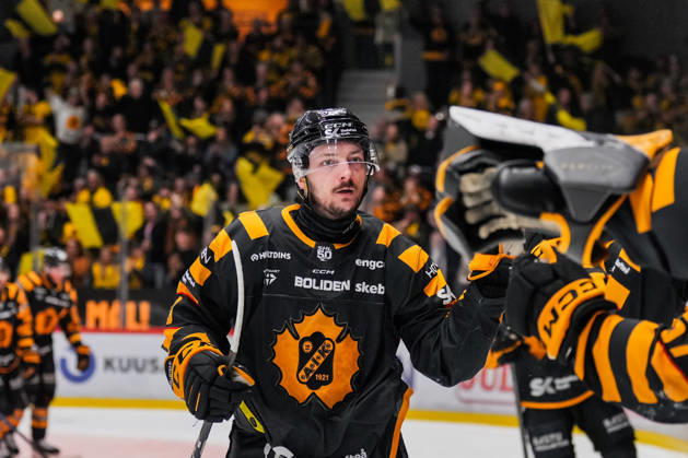 260423 Skellefteas Oliver Okuliar cheers after 2 1 during the final one in SHL between Skelleftea and Rögle on April 23, 2026 in Skelleftea Copyright: OLAxWESTERBERG BB260423OW063