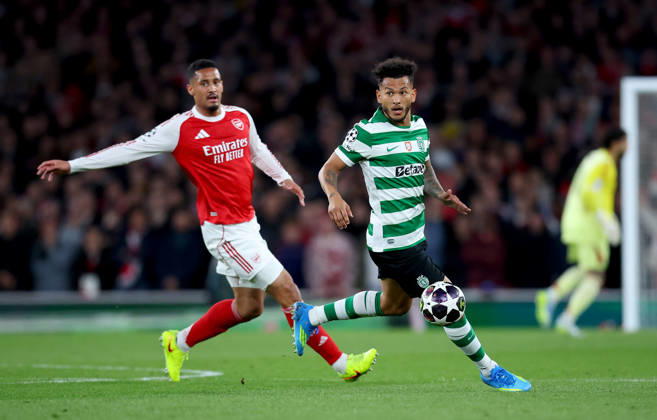 Arsenal FC v Sporting Clube de Portugal - UEFA Champions League 2025 26 Quarter-Final Second Leg Luis Suarez of Sporting Clube de Portugal controls the ball against William Saliba of Arsenal during the UEFA Champions League 2025 26 Quarter-Final Second Leg match between Arsenal FC and Sporting Clube de Portugal at Arsenal Stadium on April 15, 2026 in London, England. WARNING! This Photograph May Only Be Used For Newspaper And Or Magazine Editorial Purposes. May Not Be Used For Publications Involving 1 player, 1 Club Or 1 Competition Without Written Authorisation From Football DataCo Ltd. For Any Queries, Please Contact Football DataCo Ltd on +44 (0) 207 864 9121 London Arsenal Stadium England United Kingdom Copyright: xAllstarxPicturexLibraryxLtdx