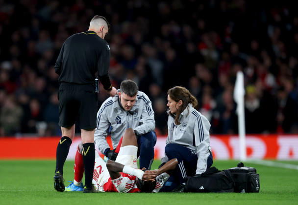 Arsenal FC v Sporting Clube de Portugal - UEFA Champions League 2025 26 Quarter-Final Second Leg Noni Madueke of Arsenal receives medical attention after sustaining an injury during the UEFA Champions League 2025 26 Quarter-Final Second Leg match between Arsenal FC and Sporting Clube de Portugal at Arsenal Stadium on April 15, 2026 in London, England. WARNING! This Photograph May Only Be Used For Newspaper And Or Magazine Editorial Purposes. May Not Be Used For Publications Involving 1 player, 1 Club Or 1 Competition Without Written Authorisation From Football DataCo Ltd. For Any Queries, Please Contact Football DataCo Ltd on +44 (0) 207 864 9121 London Arsenal Stadium England United Kingdom Copyright: xAllstarxPicturexLibraryxLtdx