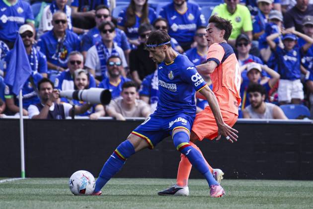 25 April 2026; Estadio Coliseum, Madrid, Spain; La Liga Football, Getafe CF versus FC Barcelona, Barca Veljko Birmancevic with the balls and is defended by Gavi Getafe vs FC Barcelona 900 Cordon Press 900 CordonxPress LOF - Getafe vs FC Barcelona