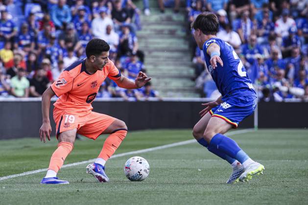 25 April 2026; Estadio Coliseum, Madrid, Spain; La Liga Football, Getafe CF versus FC Barcelona, Barca Roony Bardghji with the ball and is defended by Davinchi Getafe vs FC Barcelona 900 Cordon Press 900 CordonxPress LOF - Getafe vs FC Barcelona
