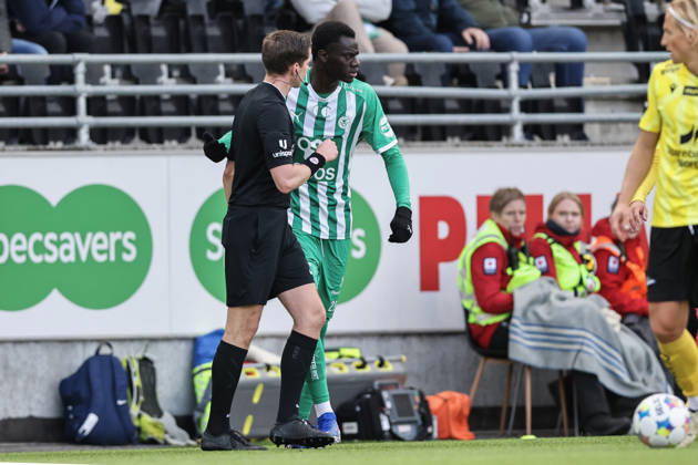Eliteserien in football 2026 HamKam Start Hamar 20260426 HamKams Mame Niang and referee Stian Rovig Sletner during the elite football match between HamKam and IK Start at Briskeby Stadium Photo Geir Olsen NTB undefined Hamar Norway EDITORIAL USE ONLY RESTRICTED USE FOR BETTING COMPANIES  Copyright: xGeirxOlsenx xNTBx