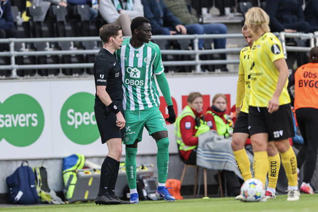Eliteserien in football 2026 HamKam Start Hamar 20260426 HamKams Mame Niang and referee Stian Rovig Sletner during the elite football match between HamKam and IK Start at Briskeby Stadium Photo Geir Olsen NTB undefined Hamar Norway EDITORIAL USE ONLY RESTRICTED USE FOR BETTING COMPANIES  Copyright: xGeirxOlsenx xNTBx