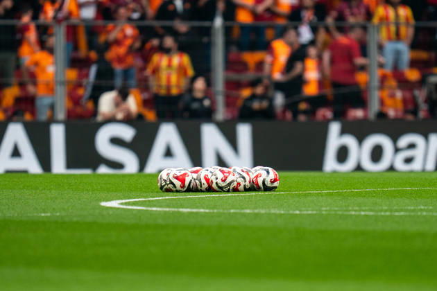 Galatasaray SK v Fenerbahce SK - Trendyol Super Lig Official match balls are present during the Trendyol Super League match between Galatasaray and Fenerbahce at Rams Park in Istanbul, Turkey, on April 26, 2026. Istanbul Istanbul Turkey Copyright: xYagizxGurtugx originalFilename:gurtug-galatasa260426_nppmf