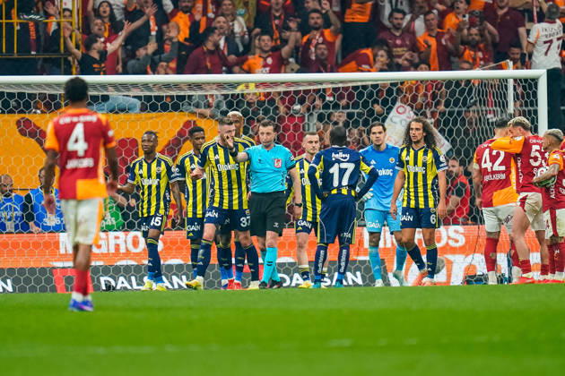 Galatasaray SK v Fenerbahce SK - Trendyol Super Lig The referee issues a red card to Ederson Moraes of Fenerbahce during the Trendyol Super League match between Galatasaray and Fenerbahce at Rams Park in Istanbul, Turkey, on April 26, 2026. Istanbul Istanbul Turkey Copyright: xYagizxGurtugx originalFilename:gurtug-galatasa260426_npj3f