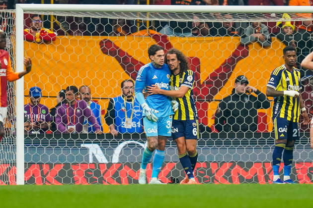 Galatasaray SK v Fenerbahce SK - Trendyol Super Lig The referee issues a red card to Ederson Moraes of Fenerbahce during the Trendyol Super League match between Galatasaray and Fenerbahce at Rams Park in Istanbul, Turkey, on April 26, 2026. Istanbul Istanbul Turkey Copyright: xYagizxGurtugx originalFilename:gurtug-galatasa260426_np5Kp