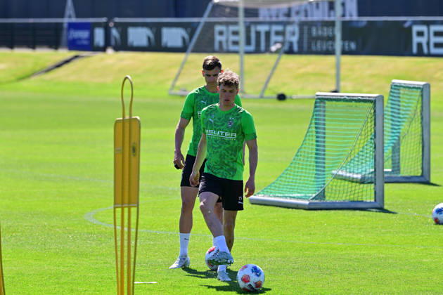 29 04 2026 Moenchengladbach Football, Men, Season 2025 2026, Training Borussia Moenchengladbach Robin Hack Gladbach, front , behind Yannik Engelhardt Gladbach DFL regulations prohibit any use of photographs as image sequences and or quasi video Borussia Park NRW Germany