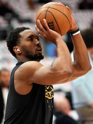 Toronto Raptors v Cleveland Cavaliers - NBA, Basketball Herren, USA Playoffs TORONTO, CANADA - MAY 1 : Donovan Mitchell of Cleveland Cavaliers warms up ahead of the Game Six of the Eastern Conference First Round NBA Playoffs between Cleveland Cavaliers and Toronto Raptors at the Scotiabank Arena on May 1, 2026 in Toronto, Ontario, Canada. Mert Alper Dervis Anadolu Ontario Canada. Editorial use only. Please get in touch for any other usage. Copyright: x2026xAnadoluxMertxAlperxDervisx