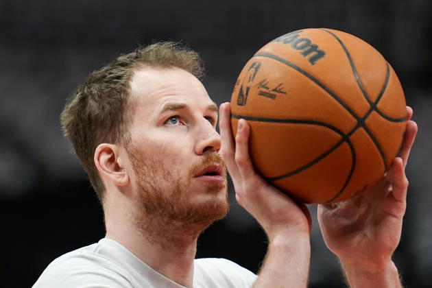 Toronto Raptors v Cleveland Cavaliers - NBA, Basketball Herren, USA Playoffs TORONTO, CANADA - MAY 1 : Jakob Poeltl of Toronto Raptors warms up ahead of the Game Six of the Eastern Conference First Round NBA Playoffs between Cleveland Cavaliers and Toronto Raptors at the Scotiabank Arena on May 1, 2026 in Toronto, Ontario, Canada. Mert Alper Dervis Anadolu Ontario Canada. Editorial use only. Please get in touch for any other usage. Copyright: x2026xAnadoluxMertxAlperxDervisx