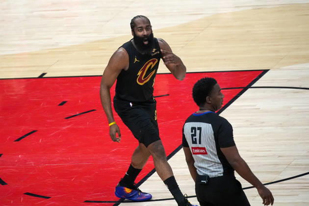 Toronto Raptors v Cleveland Cavaliers - NBA, Basketball Herren, USA Playoffs TORONTO, CANADA - MAY 1 : James Harden (1) of Cleveland Cavaliers speaks to referee during the Game Six of the Eastern Conference First Round NBA Playoffs between Cleveland Cavaliers and Toronto Raptors at the Scotiabank Arena on May 1, 2026 in Toronto, Ontario, Canada. Mert Alper Dervis Anadolu Ontario Canada. Editorial use only. Please get in touch for any other usage. Copyright: x2026xAnadoluxMertxAlperxDervisx