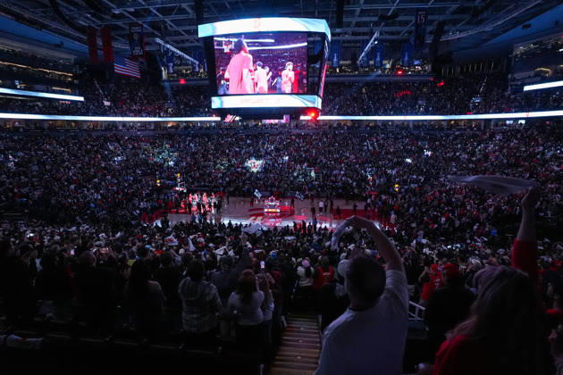 Toronto Raptors v Cleveland Cavaliers - NBA, Basketball Herren, USA Playoffs TORONTO, CANADA - MAY 1 : Fans cheer before the start of Game Six of the Eastern Conference First Round NBA Playoffs between Cleveland Cavaliers and Toronto Raptors at the Scotiabank Arena on May 1, 2026 in Toronto, Ontario, Canada. Mert Alper Dervis Anadolu Ontario Canada. Editorial use only. Please get in touch for any other usage. Copyright: x2026xAnadoluxMertxAlperxDervisx