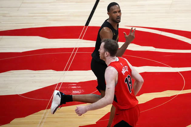 Toronto Raptors v Cleveland Cavaliers - NBA, Basketball Herren, USA Playoffs TORONTO, CANADA - MAY 1 : Evan Mobley (4) of Cleveland Cavaliers gestures after a three pointer during the Game Six of the Eastern Conference First Round NBA Playoffs between Cleveland Cavaliers and Toronto Raptors at the Scotiabank Arena on May 1, 2026 in Toronto, Ontario, Canada. Mert Alper Dervis Anadolu Ontario Canada. Editorial use only. Please get in touch for any other usage. Copyright: x2026xAnadoluxMertxAlperxDervisx