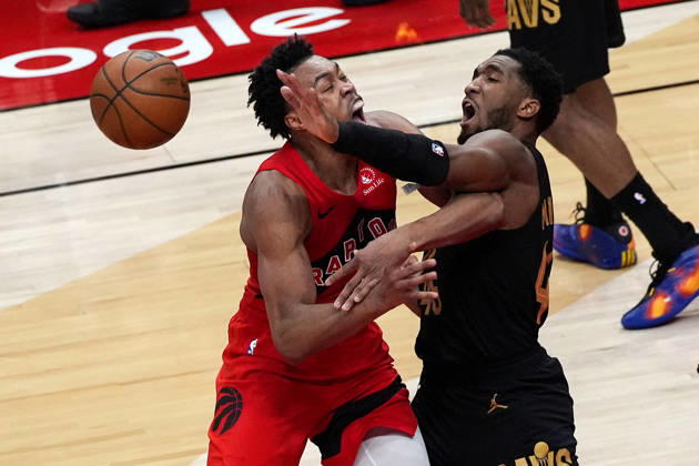Toronto Raptors v Cleveland Cavaliers - NBA, Basketball Herren, USA Playoffs TORONTO, CANADA - MAY 1 : Scottie Barnes (4) of Toronto Raptors in action against Donovan Mitchell (45) of Cleveland Cavaliers during the Game Six of the Eastern Conference First Round NBA Playoffs between Cleveland Cavaliers and Toronto Raptors at the Scotiabank Arena on May 1, 2026 in Toronto, Ontario, Canada. Mert Alper Dervis Anadolu Ontario Canada. Editorial use only. Please get in touch for any other usage. Copyright: x2026xAnadoluxMertxAlperxDervisx
