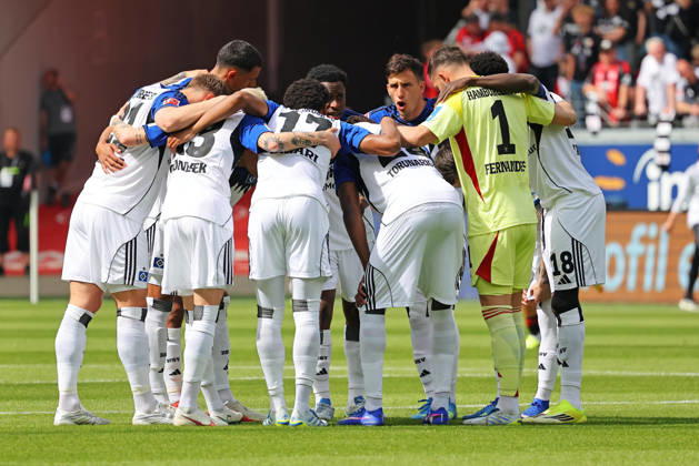 Frankfurt, Germany 02 May 2026 1 BL 2025 2026 Sp 32 Eintracht Frankfurt v Hamburger SV In the picture The HSV players form a team circle to close ranks DFL regulations prohibit any use of photographs as image sequences and or quasi video Deutsche Bank Park Hessen Copyright: xFotostandx xRacochax