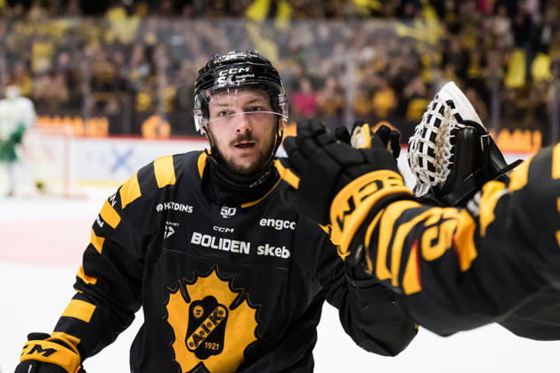 260502 Skellefteas Oliver Okuliar cheers after 4 2 during the final five in SHL between Skelleftea and Rögle on May 2, 2026 in Skelleftea Copyright: MATHIASxBERGELD BB260502MB025