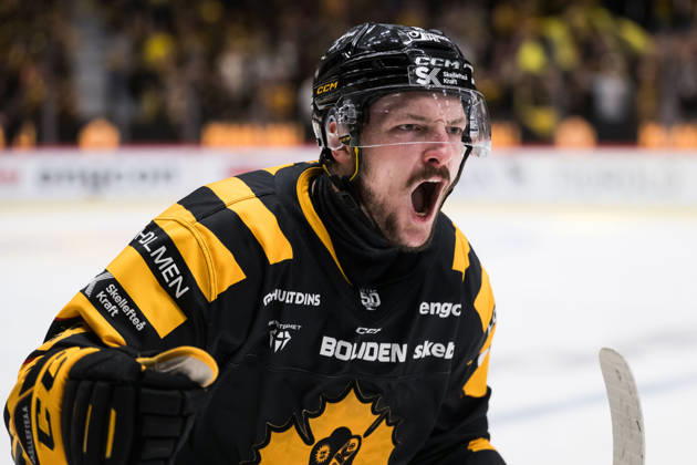 260502 Skellefteas Oliver Okuliar cheers after 5 2 during the final five in SHL between Skelleftea and Rögle on May 2, 2026 in Skelleftea Copyright: MATHIASxBERGELD BB260502MB042