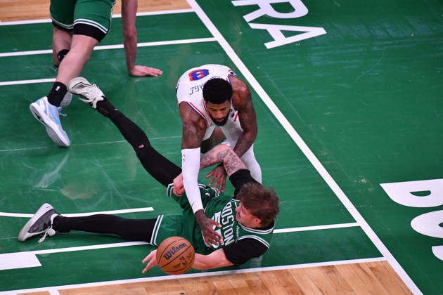 Boston Celtics v Philadelphia 76ers - NBA, Basketball Herren, USA Playoffs BOSTON, UNITED STATES - MAY 02: Paul George (8) of Philadelphia and Baylor Scheierman (55) of Boston Celtics fight for the ball during a match between the Boston Celtics face the Philadelphia 76ers in Game Seven of their first-round playoff series at TD Garden in Boston, Massachusetts, on May 02, 2026. Joseph Prezioso Anadolu Massachusetts United States. Editorial use only. Please get in touch for any other usage. Copyright: x2026xAnadoluxJosephxPreziosox