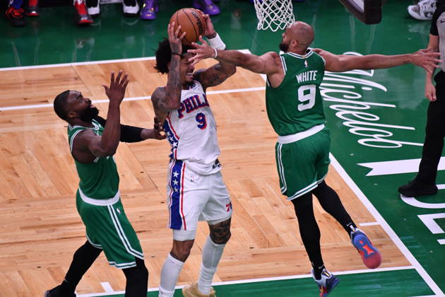 Boston Celtics v Philadelphia 76ers - NBA, Basketball Herren, USA Playoffs BOSTON, UNITED STATES - MAY 02: Kelly Oubre Jr. (9) of Philadelphia takes a shot on net as Celtics’ Derrick White (9) attempts to block it during a match between the Boston Celtics face the Philadelphia 76ers in Game Seven of their first-round playoff series at TD Garden in Boston, Massachusetts, on May 02, 2026. Joseph Prezioso Anadolu Massachusetts United States. Editorial use only. Please get in touch for any other usage. Copyright: x2026xAnadoluxJosephxPreziosox
