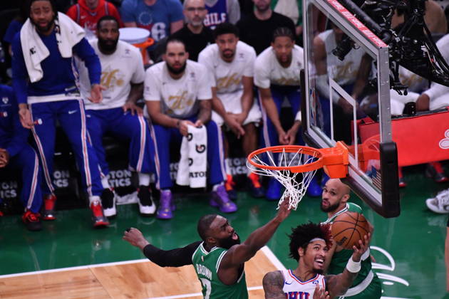 Boston Celtics v Philadelphia 76ers - NBA, Basketball Herren, USA Playoffs BOSTON, UNITED STATES - MAY 02: Kelly Oubre Jr. (9) of Philadelphia takes a shot on net as Celtics’ Derrick White (9) attempts to block it during a match between the Boston Celtics face the Philadelphia 76ers in Game Seven of their first-round playoff series at TD Garden in Boston, Massachusetts, on May 02, 2026. Joseph Prezioso Anadolu Massachusetts United States. Editorial use only. Please get in touch for any other usage. Copyright: x2026xAnadoluxJosephxPreziosox
