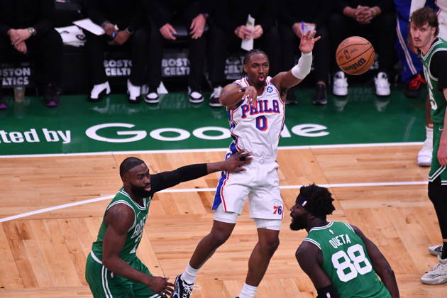 Boston Celtics v Philadelphia 76ers - NBA, Basketball Herren, USA Playoffs BOSTON, UNITED STATES - MAY 02: Tyrese Maxey (0) of Philadelphia 76ers throws a pass during a match between the Boston Celtics face the Philadelphia 76ers in Game Seven of their first-round playoff series at TD Garden in Boston, Massachusetts, on May 02, 2026. Joseph Prezioso Anadolu Massachusetts United States. Editorial use only. Please get in touch for any other usage. Copyright: x2026xAnadoluxJosephxPreziosox