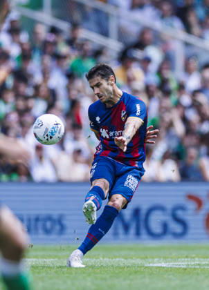 Real Racing Club de Santander vs SD Huesca - LaLiga Hypermotion - 03 05 2026 Inigo Pina of SD Huesca controls the ball during the LaLiga Hypermotion match between Real Racing Club de Santander and SD Huesca at Estadio El Sardinero on May 03, 2026 in Santander, Spain. Santander Spain Copyright: xPabloxGarcia PGSxPhotoxAgencyx