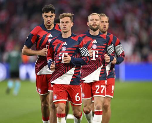 06 05 2026, Football UEFA Championsleague 2025 2026 semi-final second leg, FC Bayern Munich Paris St Germain, in the Allianz Arena Munich, f l Aleksandar Pavlovic FC Bayern Munich , Joshua Kimmich FC Bayern Munich , Konrad Laimer FC Bayern Munich and Harry Kane FC Bayern Munich warm up DFL and DFB regulations prohibit any use of photographs as image sequences and or quasi video
