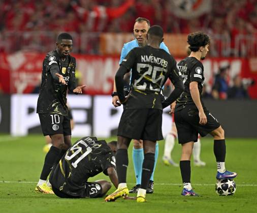 06 05 2026, Football UEFA Championsleague 2025 2026 semi-final second leg, FC Bayern Munich Paris St Germain, in the Allianz Arena Munich, Willian Pacho FC Paris Saint Germain on the ground, the referee Joao Pinheiro Portugal inquires about the condition DFL and DFB regulations prohibit any use of photographs as image sequences and or quasi video