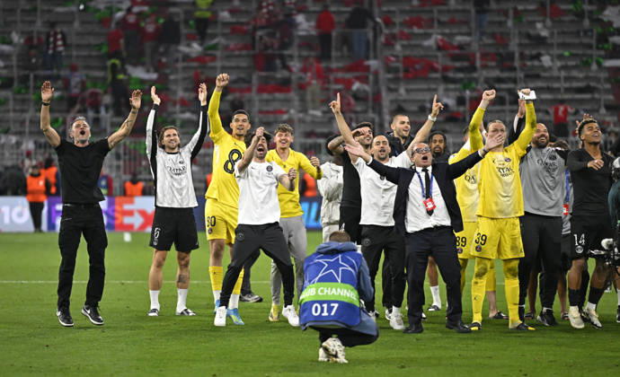 06 05 2026, Football UEFA Championsleague 2025 2026 semi-final second leg, FC Bayern Munich Paris St Germain, in the Allianz Arena Munich, The Paris players celebrate with their coach Luis Enrique FC Paris Saint Germain DFL and DFB regulations prohibit any use of photographs as image sequences and or quasi video