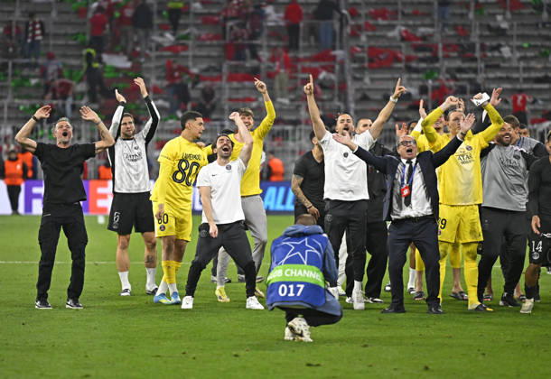 06 05 2026, Football UEFA Championsleague 2025 2026 semi-final second leg, FC Bayern Munich Paris St Germain, in the Allianz Arena Munich, The Paris players celebrate with their coach Luis Enrique FC Paris Saint Germain DFL and DFB regulations prohibit any use of photographs as image sequences and or quasi video