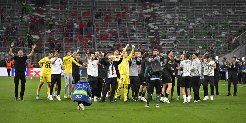 06 05 2026, Football UEFA Championsleague 2025 2026 semi-final second leg, FC Bayern Munich Paris St Germain, at the Allianz Arena Munich, The Paris players celebrate with their coach Luis Enrique FC Paris Saint Germain and Nasser Ghanim Al Khelaifi re, Paris DFL and DFB regulations prohibit any use of photographs as image sequences and or quasi video