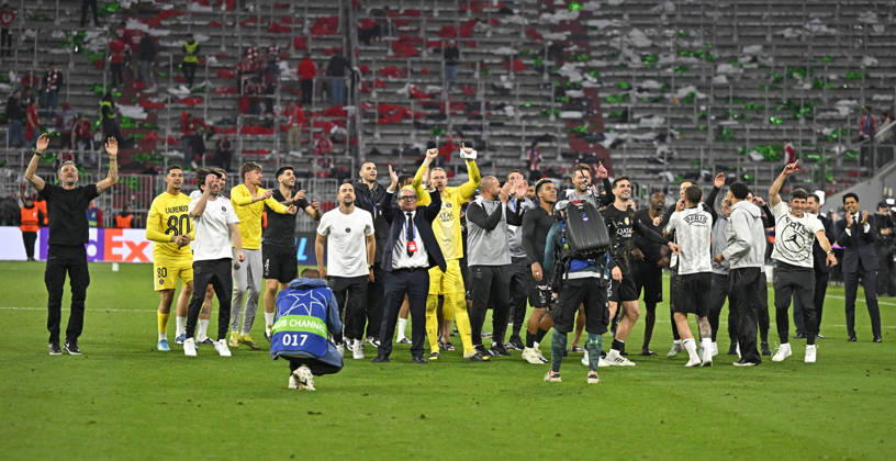 06 05 2026, Football UEFA Championsleague 2025 2026 semi-final second leg, FC Bayern Munich Paris St Germain, at the Allianz Arena Munich, The Paris players celebrate with their coach Luis Enrique FC Paris Saint Germain and Nasser Ghanim Al Khelaifi re, Paris DFL and DFB regulations prohibit any use of photographs as image sequences and or quasi video