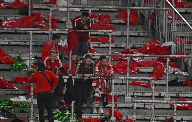 06 05 2026, Football UEFA Championsleague 2025 2026 semi-final second leg, FC Bayern Munich Paris St Germain, in the Allianz Arena Munich, Die Bayernfans sind traurig DFL and DFB regulations prohibit any use of photographs as image sequences and or quasi video