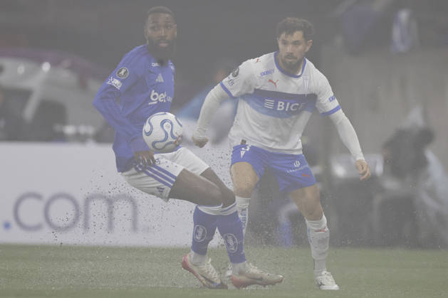 Futbol, Universidad Catolica vs Cruzeiro. Copa Libertadores 2026. El jugador de Universidad Catolica Eugenio Mena, derecha, disputa el balon con Gerson Da Silva de Cruzeiro durante el partido de la fecha 4 del grupo D de la Copa Libertadores realizado en el estadio Claro Arena de Santiago, Chile. 06 05 2026 Andres Pina Photosport Football, Universidad Catolica vs Cruzeiro. 2026 Copa Libertadores Championship. Universidad Catolica player Eugenio Mena, right, vies for the ball against Gerson Da Silva of Cruzeiro during the Copa Libertadores, group D fourth turn match at Claro Arena in Santiago, Chile. 06 05 2026 Andres Pina Photosport Universidad Catolica vs Cruzeiro, Copa Libertadores 2026