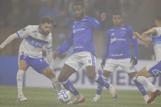 Futbol, Universidad Catolica vs Cruzeiro. Copa Libertadores 2026. El jugador de Cruzeiro Gerson Da Silva, centro, disputa el balon con Eugenio Mena de Universidad Catolica durante el partido de la fecha 4 del grupo D de la Copa Libertadores realizado en el estadio Claro Arena de Santiago, Chile. 06 05 2026 Andres Pina Photosport Football, Universidad Catolica vs Cruzeiro. 2026 Copa Libertadores Championship. Cruzeiro player Gerson Da Silva, center, vies for the ball against Eugenio Mena of Universidad Catolica during the Copa Libertadores, group D fourth turn match at Claro Arena in Santiago, Chile. 06 05 2026 Andres Pina Photosport Universidad Catolica vs Cruzeiro, Copa Libertadores 2026