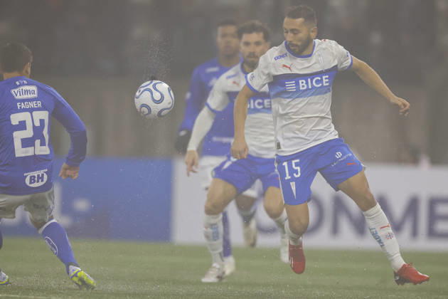Futbol, Universidad Catolica vs Cruzeiro. Copa Libertadores 2026. El jugador de Universidad Catolica Cristian Cuevas es fotografiado durante el partido de la fecha 4 del grupo D de la Copa Libertadores contra Cruzeiro disputado en el estadio Claro Arena de Santiago, Chile. 06 05 2026 Andres Pina Photosport Football, Universidad Catolica vs Cruzeiro. 2026 Copa Libertadores Championship. Universidad Catolica player Cristian Cuevas is pictured during the Copa Libertadores, group D fourth turn match against Cruzeiro at Claro Arena in Santiago, Chile. 06 05 2026 Andres Pina Photosport Universidad Catolica vs Cruzeiro, Copa Libertadores 2026