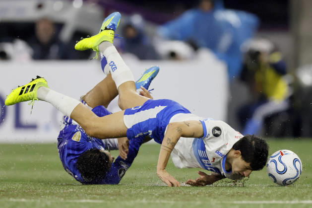 Futbol, Universidad Catolica vs Cruzeiro. Copa Libertadores 2026. El jugador de Universidad Catolica Justo Giani, derecha, disputa el balon con Lucas Romero de Cruzeiro durante el partido de la fecha 4 del grupo D de la Copa Libertadores realizado en el estadio Claro Arena de Santiago, Chile. 06 05 2026 Andres Pina Photosport Football, Universidad Catolica vs Cruzeiro. 2026 Copa Libertadores Championship. Universidad Catolica player Justo Giani, right, vies for the ball against Lucas Romero of Cruzeiro during the Copa Libertadores, group D fourth turn match at Claro Arena in Santiago, Chile. 06 05 2026 Andres Pina Photosport Universidad Catolica vs Cruzeiro, Copa Libertadores 2026