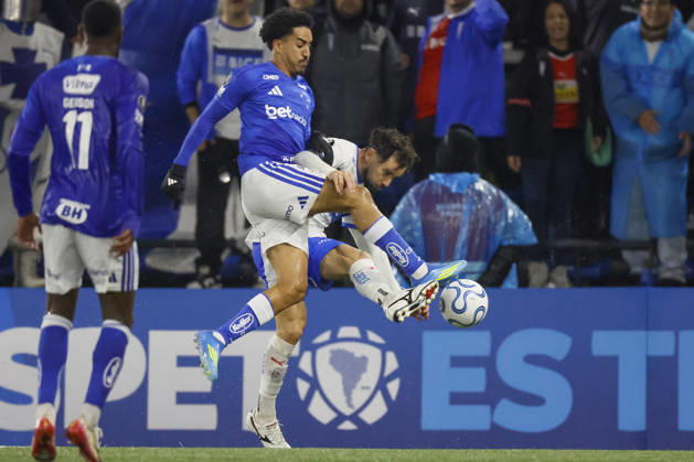 Futbol, Universidad Catolica vs Cruzeiro. Copa Libertadores 2026. El jugador de Cruzeiro Christian Alves, izquierda, disputa el balon con Eugenio Mena de Universidad Catolica durante el partido de la fecha 4 del grupo D de la Copa Libertadores realizado en el estadio Claro Arena de Santiago, Chile. 06 05 2026 Andres Pina Photosport Football, Universidad Catolica vs Cruzeiro. 2026 Copa Libertadores Championship. Cruzeiro player Christian Alves, left, vies for the ball against Eugenio Mena of Universidad Catolica during the Copa Libertadores, group D fourth turn match at Claro Arena in Santiago, Chile. 06 05 2026 Andres Pina Photosport Universidad Catolica vs Cruzeiro, Copa Libertadores 2026