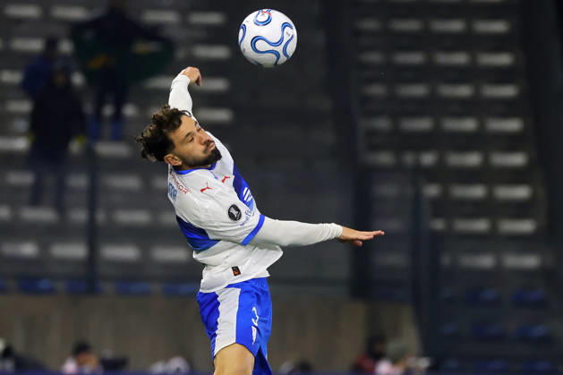 Futbol, Universidad Catolica vs Cruzeiro Fase de grupos, Copa Libertadores 2026. El jugador de Universidad Catolica Eugenio Mena es fotografiado durante el partido de copa libertadores por el grupo D contra Cruzeiro disputado en el estadio Claro Arena en Santiago, Chile. 06 05 2026 Jonnathan Oyarzun Photosport Football, Universidad Catolica vs Cruzeiro Group stage, Copa Libertadores 2026. Universidad Catolica™s player Eugenio Mena is pictured during the copa libertadores match for group D against Cruzeiro at the Claro Arena stadium in Santiago, Chile. 06 05 2026 Jonnathan Oyarzun Photosport Universidad Catolica vs Cruzeiro, Copa Libertadores 2026