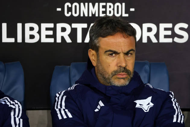 Futbol, Universidad Catolica vs Cruzeiro Fase de grupos, Copa Libertadores 2026. El entrenador de Cruzeiro Artur Jorge es fotografiado durante el partido de copa libertadores por el grupo D contra Universidad Catolica disputado en el estadio Claro Arena en Santiago, Chile. 06 05 2026 Jonnathan Oyarzun Photosport Football, Universidad Catolica vs Cruzeiro Group stage, Copa Libertadores 2026. Cruzeiro™s head coach Artur Jorge is pictured during the copa libertadores match for group D against Universidad Catolica at the Claro Arena stadium in Santiago, Chile. 06 05 2026 Jonnathan Oyarzun Photosport Universidad Catolica vs Cruzeiro, Copa Libertadores 2026