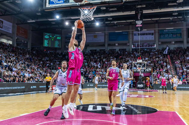 Melvin Jostmann Telekom Baskets Bonn, 12 at the basket against J J Mann VET CONCEPT Gladiators Trier, 24 , Maik Zirbes VET CONCEPT Gladiators Trier, 33 , Alijah Comithier Telekom Baskets Bonn, 02 watches Telekom Baskets Bonn vs VET CONCEPT Gladiators Trier, Basketball, easy Credit BBL, 33 Matchday, 2025 2026, 08 05 2026 Telekom Baskets Bonn vs VET CONCEPT Gladiators Trier, Basketball, easy Credit BBL, 33 Matchday, 2025 2026, 08 05 2026 Bonn Copyright: xEibner-Pressefoto GerhardxWingenderx EP_GWR