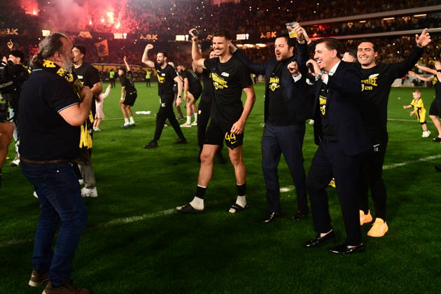 SuperLeague Greece Playoffs AEK FC vs Panathinaikos - Players of AEK FC celebrate the winning of the Championship right after the SuperLeague Play-Offs soccer match between AEK FC vs Panathinaikos that they won by 1-0 in Athens, Greece, 10 May 2026. IMAGO ONE INCH PRODUCTIONS PIRAEUS Greece Copyright: xONExINCHxPRODUCTIONSx 6965190