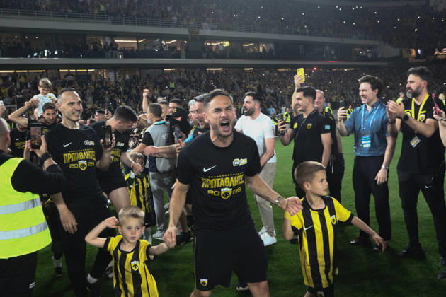 SuperLeague Greece Playoffs AEK FC vs Panathinaikos - Players of AEK FC celebrate the winning of the Championship right after the SuperLeague Play-Offs soccer match between AEK FC vs Panathinaikos that they won by 1-0 in Athens, Greece, 10 May 2026. IMAGO ONE INCH PRODUCTIONS PIRAEUS Greece Copyright: xONExINCHxPRODUCTIONSx 6965346
