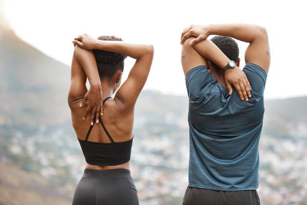 Couple, stretching and arm warm up for exercise, fitness and race training outdoor with back. group and wellness with start and hill at sunrise with workout and relax morning with city view. (License=RF) 21850742 ,model released, Symbolfoto  Copyright: xZoonar.com KasperxRavlox 21850742 ,model released, Symbolfoto ,property released