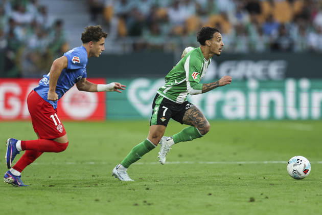 ESP: Real Betis - Elche CF. La Liga EA Sports. Date 36 Antony Dos Santos of Real Betis and German Valera of Elche CF during the La Liga EA Sports match between Real Betis and Elche CF played at La Cartuja Stadium on May 12, 2026 in Sevilla, Spain. kpng Copyright: xAntonioxPozox xPRESSINPHOTOx AP_260512_BET_ELC_2526_071